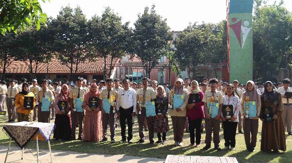 Penyerahan Murid Kelas XII SMKN 1 Sidoarjo kepada Orang Tua Berlangsung Khidmat dan Penuh Haru